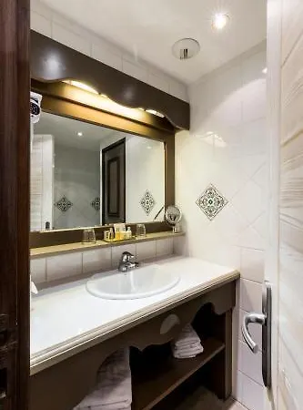 Hotel Les Campanules By Les Etincelles 4*